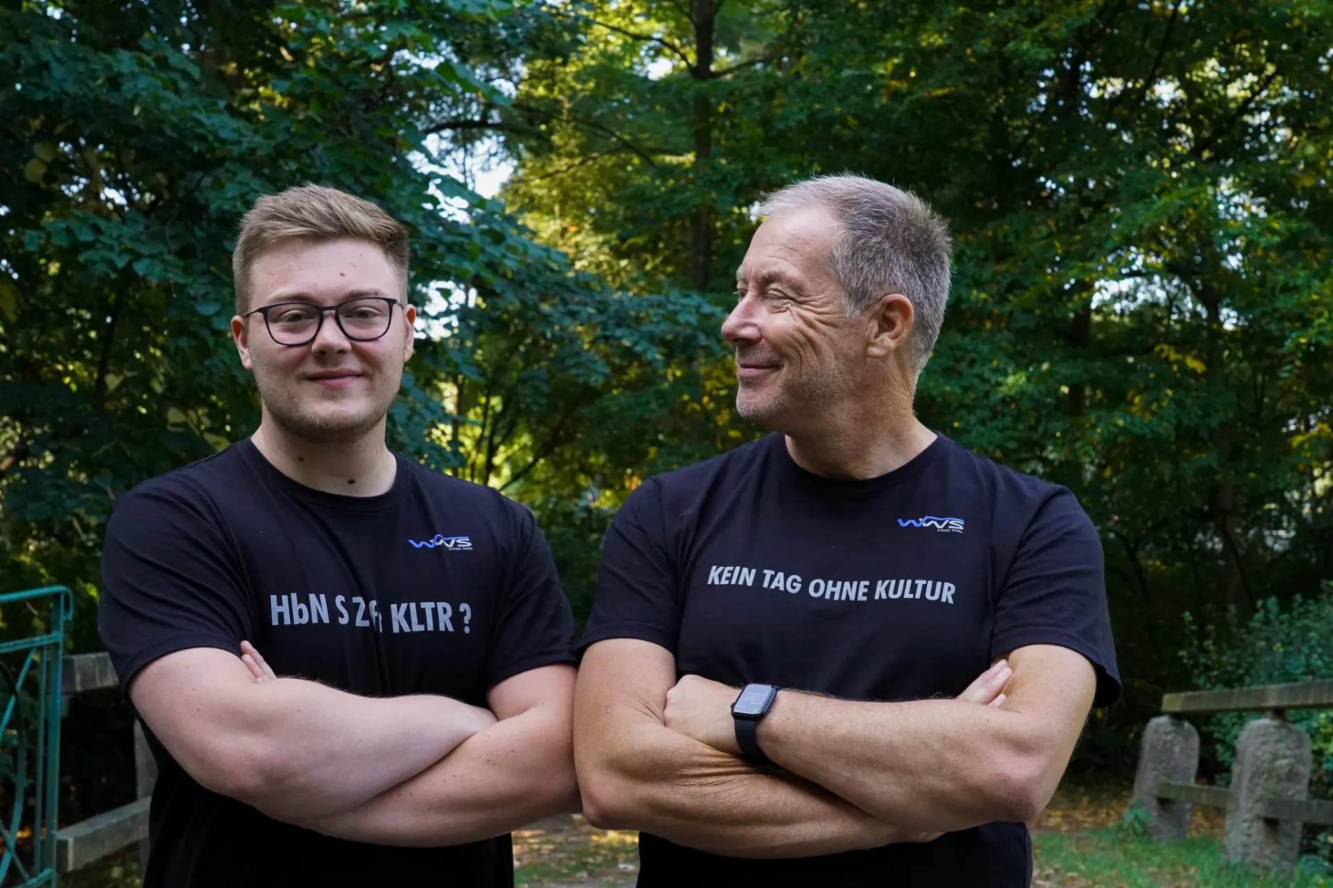 Kurt Strube und Kurt Strube jun. vor dem Firmensitz